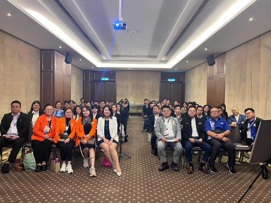 Joan Fong 与企业培训参与者合影